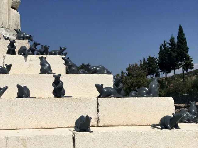 Apollon Tapınağı basamaklarına 73 'mitolojik fare' yerleştirildi